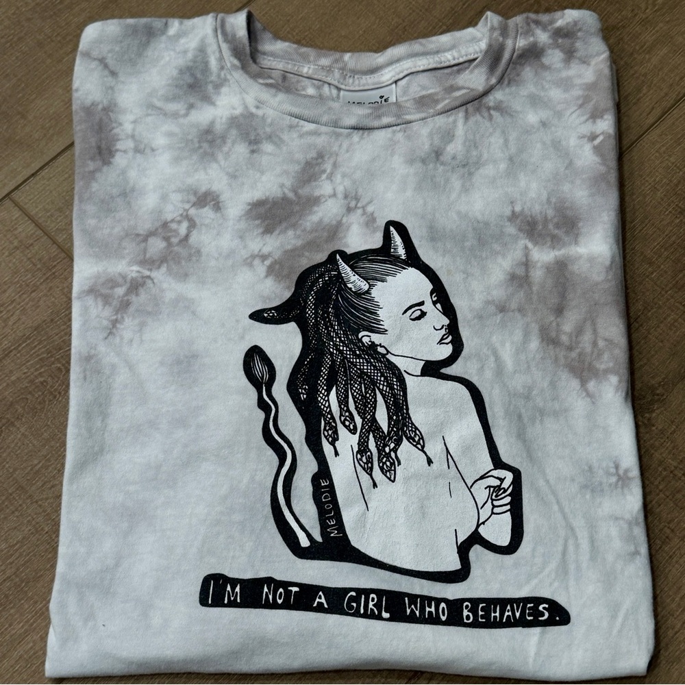 Melodie Perrault T Shirt  Devil Horns Snakes I’m Not A Girl Who‎ Behaves Women L